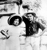 Guevara with Hilda Gadea at Chichén Itzá on their honeymoon trip.png