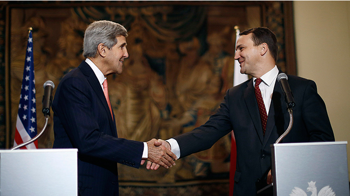 US Secretary of State John Kerry (L) shakes hands with Polish Foreign Minister Radoslaw Sikorski.png