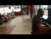 Famous Pianist gives free concert to people waiting for a plane - Für Elise in Different Tastes - Maan Hamadeh